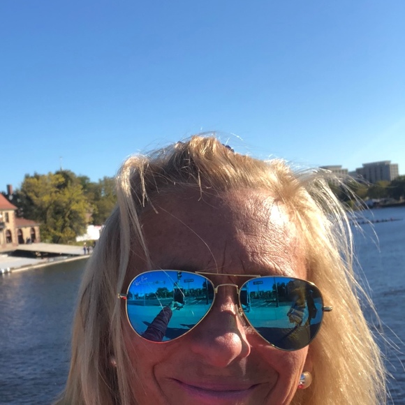 Meet your Posher, Liz - Picture 1 of 1